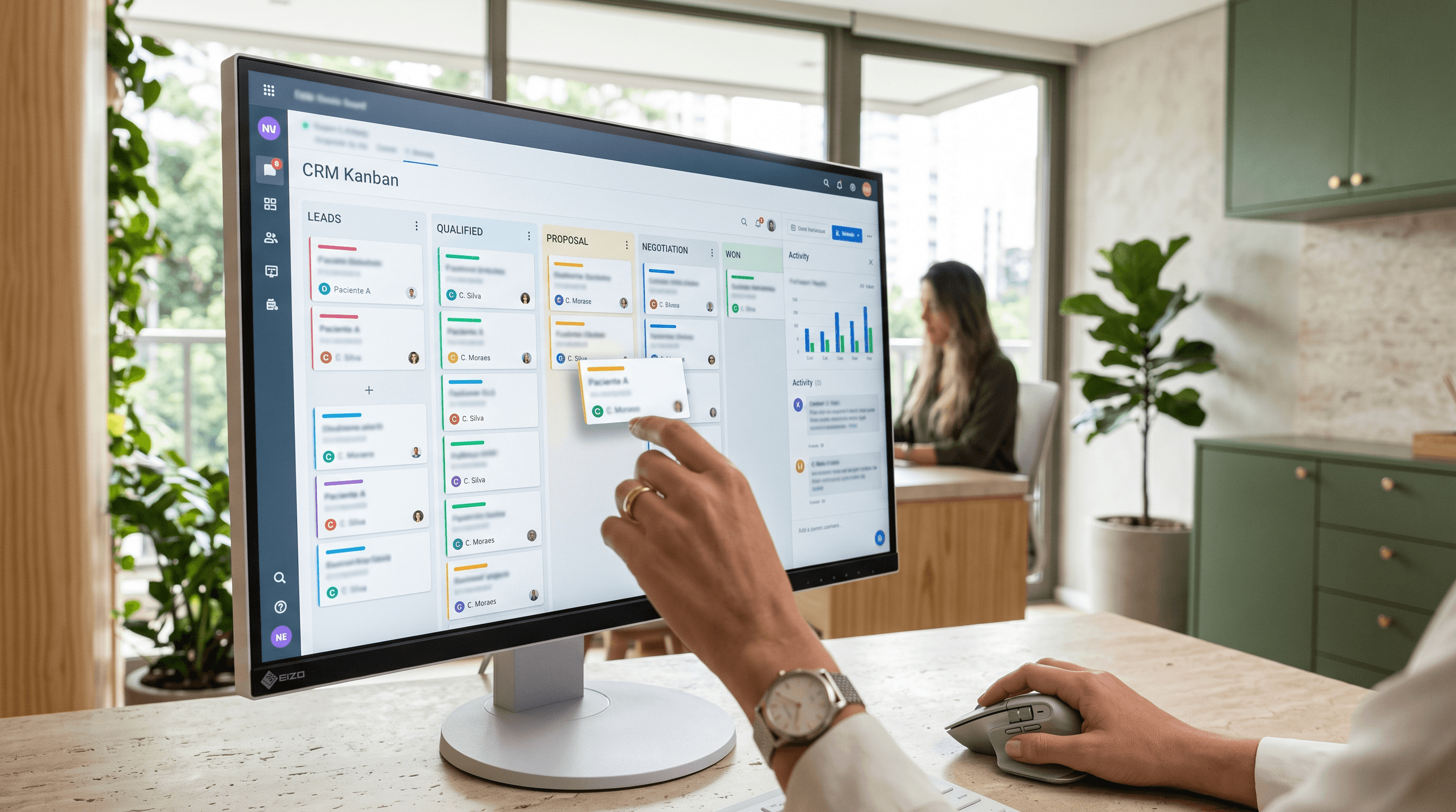 Quadro de CRM em monitor com cartões avançando de etapa